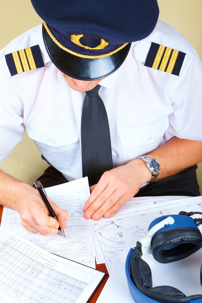 Commercial pilot license course:  ( CPL ) برنامج رخصة الطيران التجاري ( CPL )